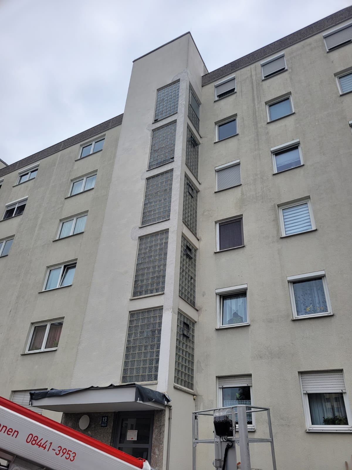 Fachgerecht instand gesetzte Fassade eines mehrgeschossigen Wohnhauses nach Mauerwerks- und Betonsanierung