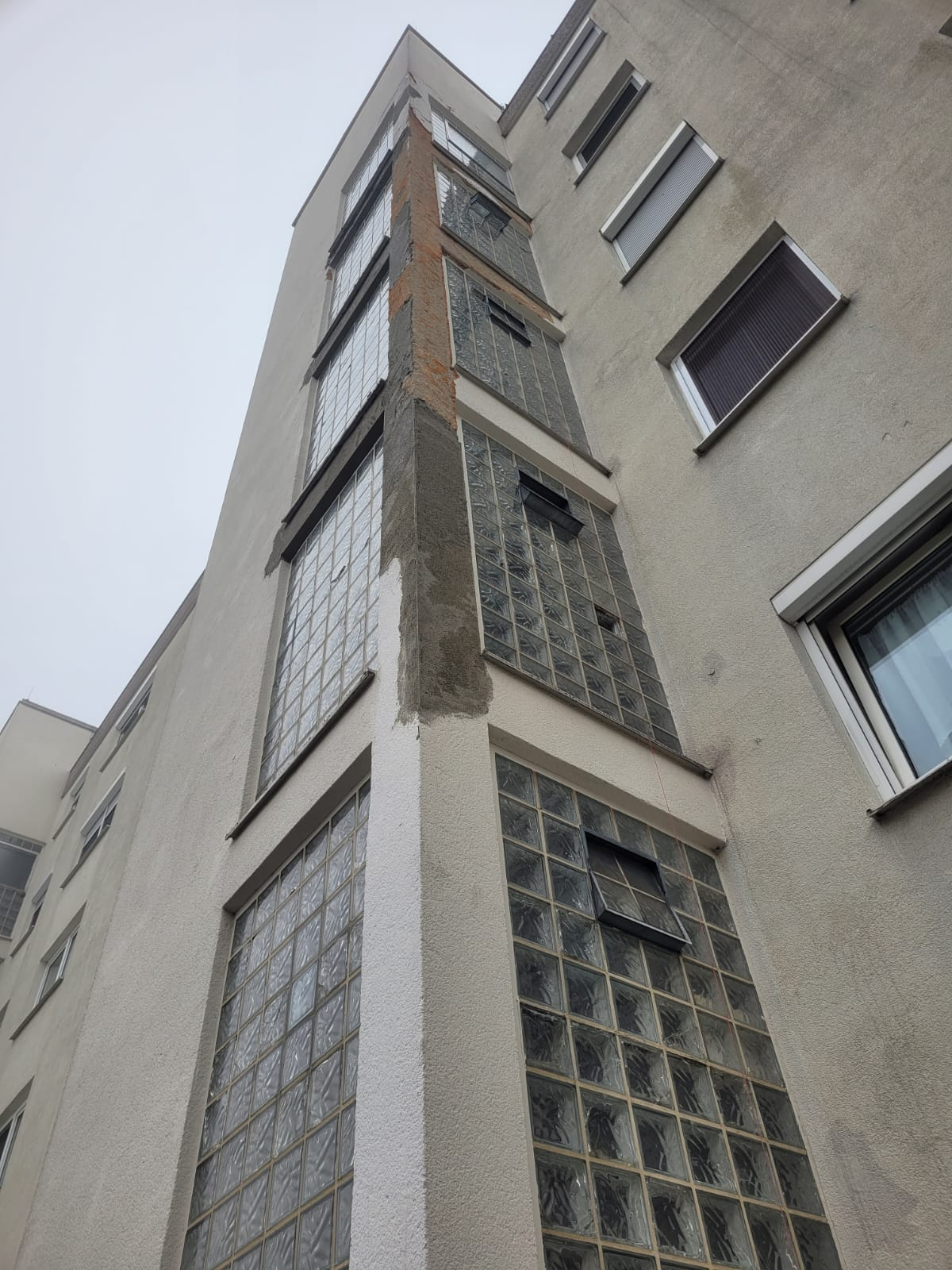 Detailaufnahme einer schadhaften Mauerwerks- und Betonkante an einem Wohngebäude vor der Instandsetzung